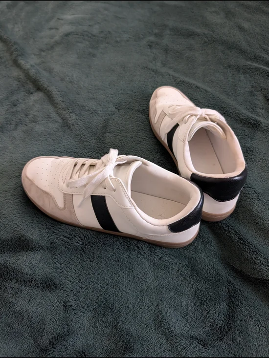 Universal Thread White sneakers - Picture 2 of 5